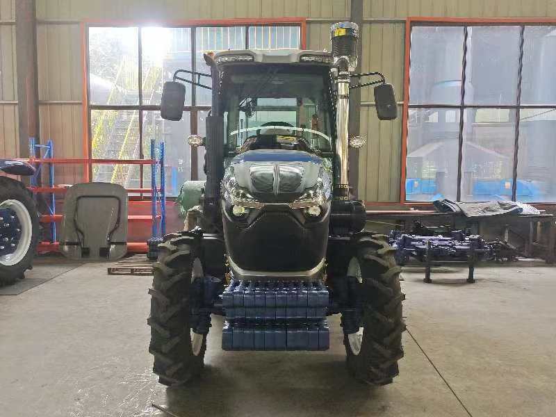 120HP подержанный полноприводный трактор в продаже