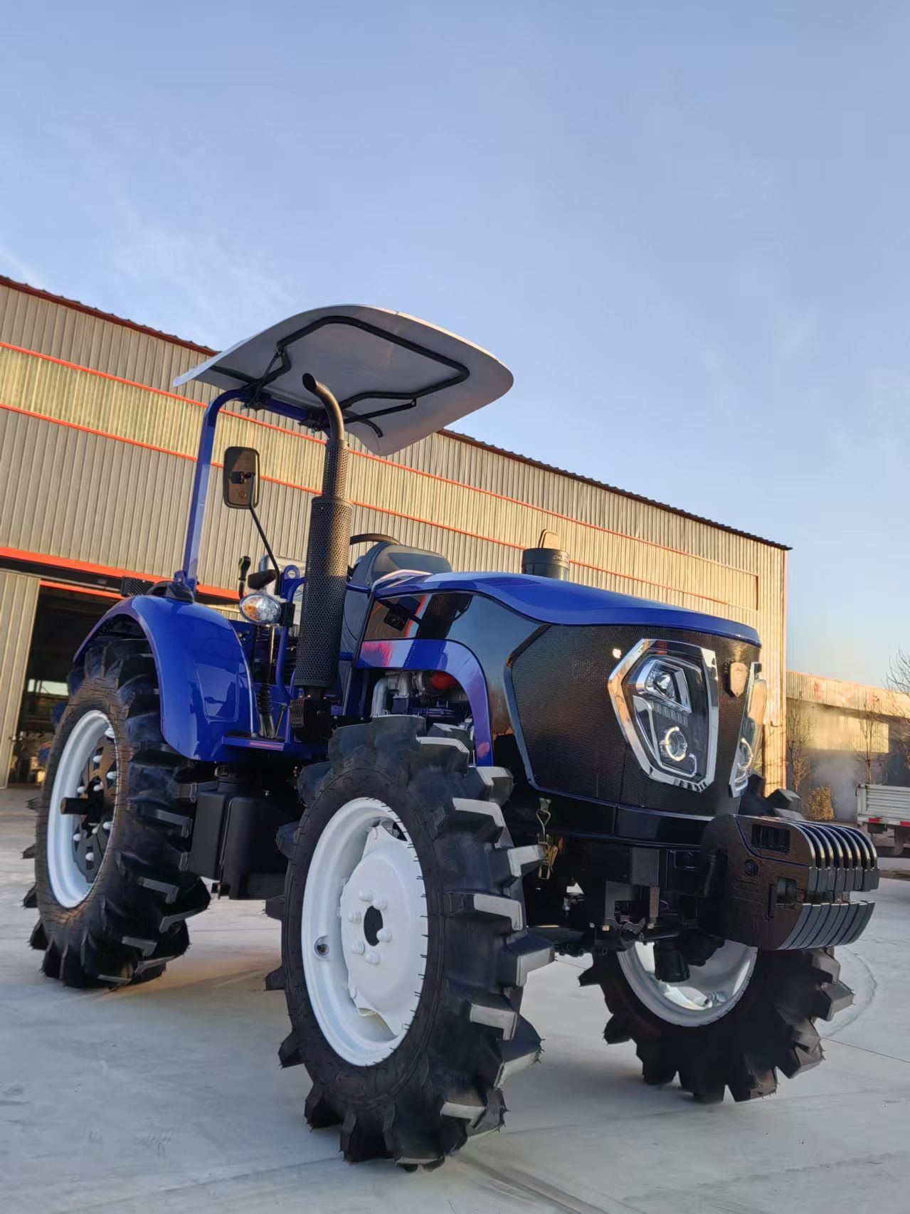Трактор 100HP, работающий на ферме