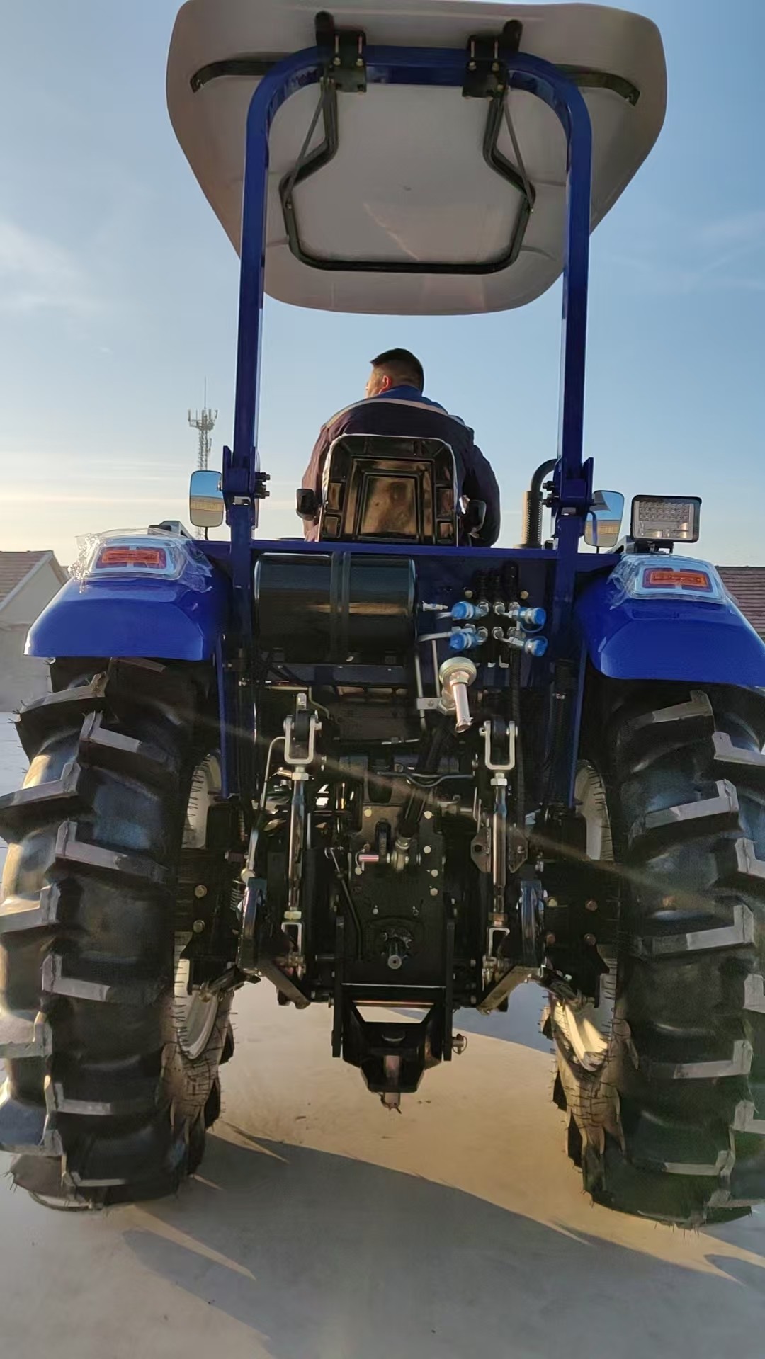 Трактор 100HP, работающий на ферме
