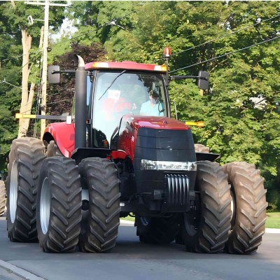 Четырехколесный трактор мощностью 180HP