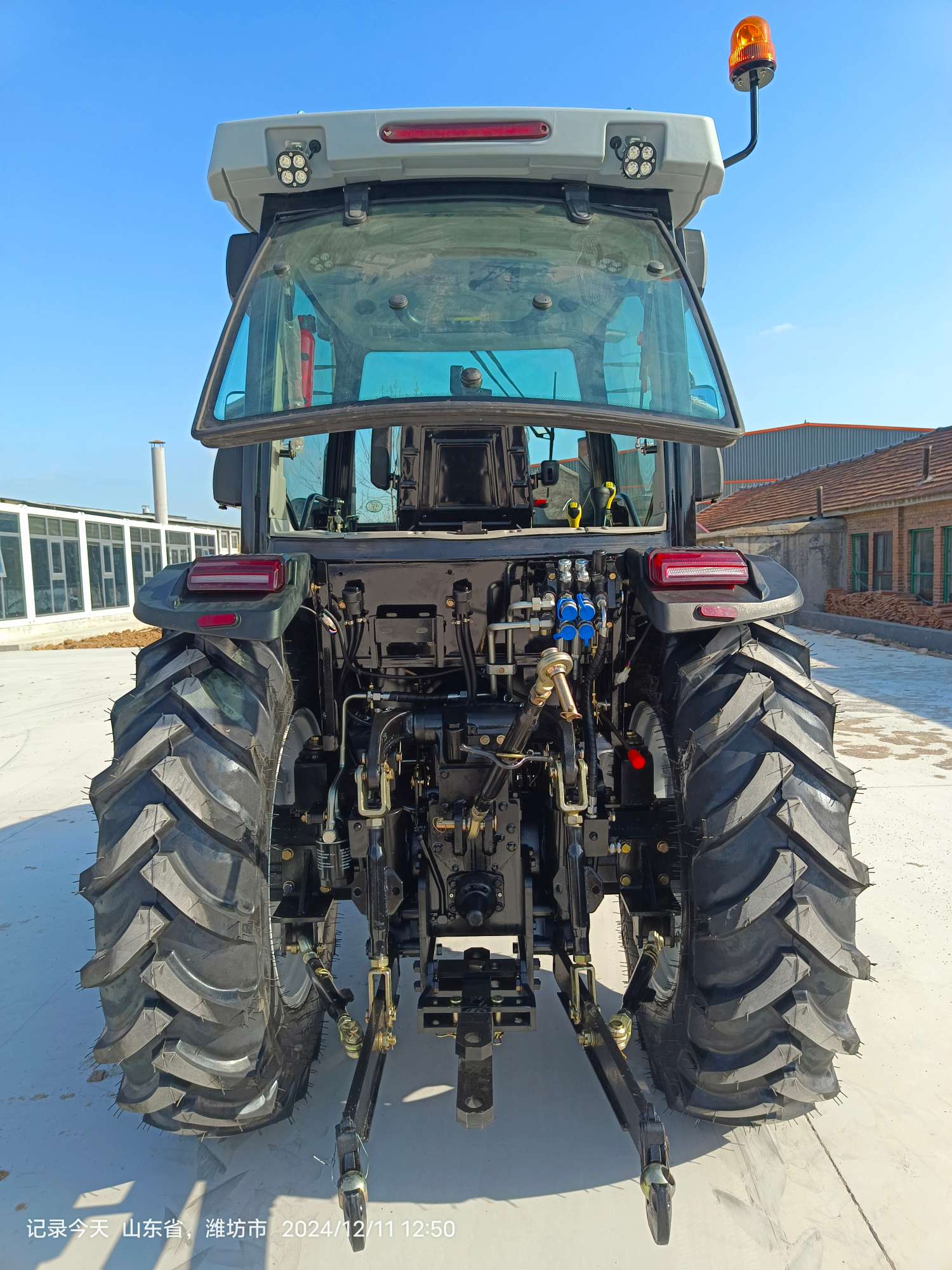 Водитель сельскохозяйственного трактора 100HP